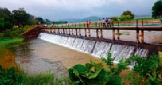 Navegaon reservoir overflow: | नवेगाव जलाशय ओव्हरफ्लो : Navegaon reservoir overflow: | नवेगाव जलाशय ओव्हरफ्लो :