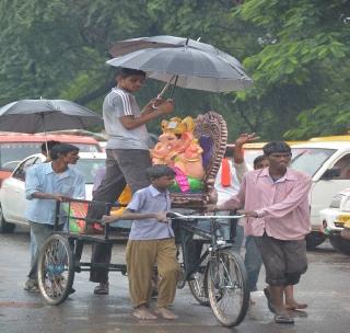 The alarm of 'Bappa Morya' in the rain | पावसात ‘बाप्पा मोरया’चा गजर