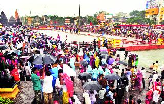 The enthusiasm of the devotees in Bhopal | भरपावसातही भाविकांचा दांडगा उत्साह