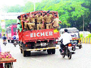 Police personnel on the way back | पोलीस कर्मचारी परतीच्या वाटेवऱ़़