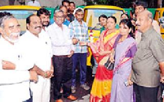 25 Hydraulic Autos Filed In Municipal Corporation | महापालिकेत २५ हायड्रोलिक आॅटो दाखल 25 Hydraulic Autos Filed In Municipal Corporation | महापालिकेत २५ हायड्रोलिक आॅटो दाखल