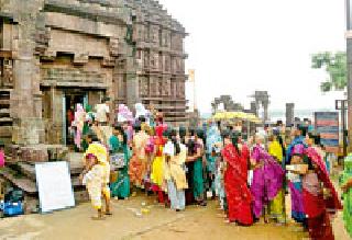 Marrakkal women devotees of the masses | मार्र्कं डात उसळला महिला भाविकांचा जनसागर