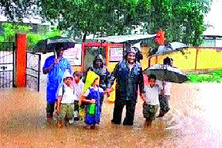 Vitthalwadi school premises becomes watery | विठ्ठलवाडी शाळा परिसर झाला जलमय