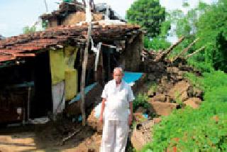 Six houses collapsed in Palghar | पालोऱ्यात अतिवृष्टीने सहा घरांची पडझड