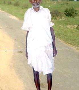 Walking by the feet, 'Aaam' message unleashed | पायी चालण्यातून ‘ते’ देतात आगळा संदेश Walking by the feet, 'Aaam' message unleashed | पायी चालण्यातून ‘ते’ देतात आगळा संदेश