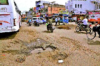 Poles empire on Malegaavi roads | मालेगावी रस्त्यांवर खड्डय़ांचे साम्राज्य