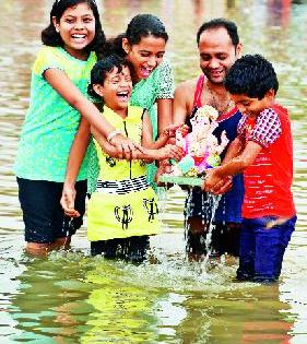 Five days Ganapati immersion | पाच दिवसांच्या गणपतीचे विसर्जन Five days Ganapati immersion | पाच दिवसांच्या गणपतीचे विसर्जन