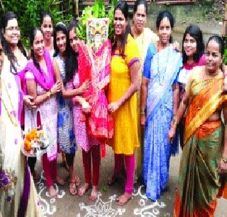 Gaurai's hospitality also happened | गौराईचा पाहुणचारही झाला थाटात Gaurai's hospitality also happened | गौराईचा पाहुणचारही झाला थाटात