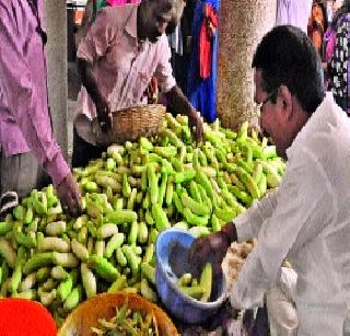 Vegetables and fruits are expensive due to festive season | सणासुदीमुळे भाज्या, फळे महाग Vegetables and fruits are expensive due to festive season | सणासुदीमुळे भाज्या, फळे महाग