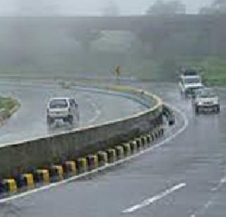 Mumbai Pune Expressway Quills - 6 killed in accident in Dumpar | मुंबई पुणे एक्सप्रेस वेवर क्वॉलिस - डंपरच्या अपघातात ६ ठार