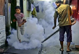 Spraying and fogging in Gondiya ward-warders | गोंदियाच्या वॉर्डा-वॉर्डांत फवारणी व फॉगिंग Spraying and fogging in Gondiya ward-warders | गोंदियाच्या वॉर्डा-वॉर्डांत फवारणी व फॉगिंग