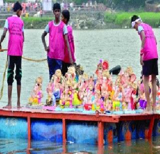 The rain shower also pours rain | विसर्जनाला पाऊसफुलांचाही वर्षाव The rain shower also pours rain | विसर्जनाला पाऊसफुलांचाही वर्षाव