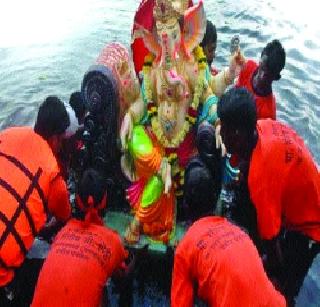 Gauri-Ganpati leave | गौरी-गणपतीला निरोप Gauri-Ganpati leave | गौरी-गणपतीला निरोप