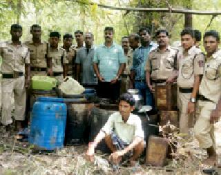 Moha liquor factory in the blacksmith's forest | लोहाऱ्याच्या जंगलात मोहा दारूचा कारखाना