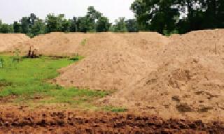 Revenue Department aggressor against the sand mafia in the district | जिल्ह्यातील वाळू माफियांविरुद्ध महसूल विभाग आक्रमक Revenue Department aggressor against the sand mafia in the district | जिल्ह्यातील वाळू माफियांविरुद्ध महसूल विभाग आक्रमक