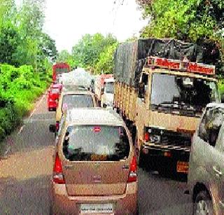 Transporters on the Mumbai-Goa highway | मुंबई-गोवा महामार्गावर वाहतूककोंडी