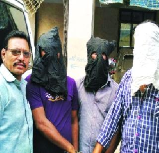 Catching passengers' pants | प्रवाशांचे खिसे कापणाऱ्या टोळीला अटक Catching passengers' pants | प्रवाशांचे खिसे कापणाऱ्या टोळीला अटक