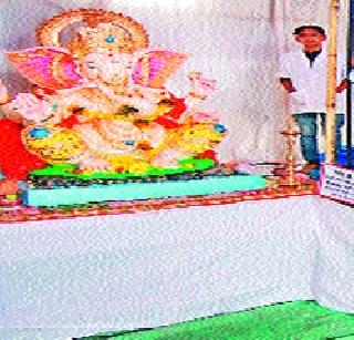 On the backdrop of drought, normally the Ganesh Festival | दुष्काळाच्या पार्श्वभूमीवर नीरेत साधेपणाने गणेशोत्सव