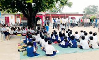 School filled with trees without teachers: | शिक्षकांविना झाडाखाली भरली शाळा :
