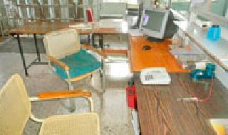 BSNL chairs are vacant | ‘बीएसएनएल’च्या खुर्च्या रिकाम्या BSNL chairs are vacant | ‘बीएसएनएल’च्या खुर्च्या रिकाम्या