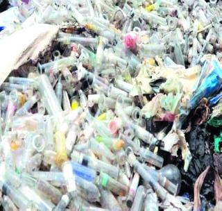 Patients to remove biomedical waste | जैव वैद्यकीय कचरा हटविण्याचा भुर्दंड रुग्णांना Patients to remove biomedical waste | जैव वैद्यकीय कचरा हटविण्याचा भुर्दंड रुग्णांना