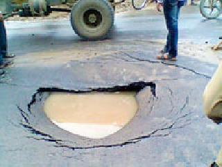 A six-foot pit lying on the road | रस्त्यावर पडला सहा फुटांचा खड्डा