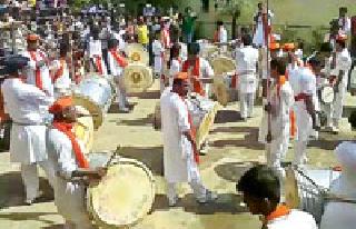 Surrounding the Dholashashara Ganaraya salutation | ढोलताशांच्या गजरातून गणरायाला वंदन