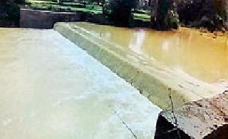 A boon for the farmers to be a cement binder | सिमेंट बंधारा ठरला शेतकऱ्यांसाठी वरदान A boon for the farmers to be a cement binder | सिमेंट बंधारा ठरला शेतकऱ्यांसाठी वरदान