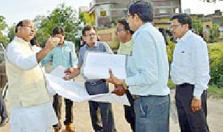 Supervision of the proposed flyovers | प्रस्तावित उड्डाण पुलांच्या जागेची पाहणी Supervision of the proposed flyovers | प्रस्तावित उड्डाण पुलांच्या जागेची पाहणी