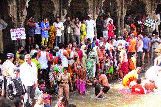 The eternal shower of the devotees of Kushavarta ... | कुशावर्त तीर्थात झाले भाविकांचे अखंड स्नान...