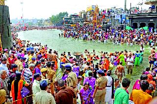 On Ramkunda, devotees started swimming for bathing | रामकुंडावर स्नानासाठी भाविकांचा ओघ सुरूच