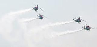 Colorful training in air show: | ‘एअर शो’ची रंगीत तालीम :