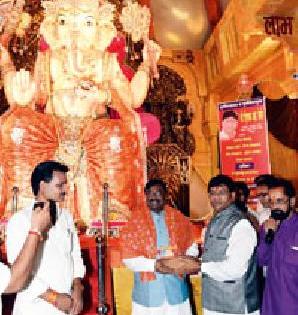 Gifts given to the various Ganesh Mandals by Chandrputera | चंद्र्रपुरातील विविध गणेश मंडळांना मुनगंटीवारांनी दिल्या भेटी Gifts given to the various Ganesh Mandals by Chandrputera | चंद्र्रपुरातील विविध गणेश मंडळांना मुनगंटीवारांनी दिल्या भेटी