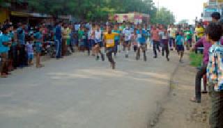 Suryadharam scored in the district level with a score of 300 | सूर्यधरम जिल्हास्तरीय दौडमध्ये धावले ३०० च्या वर स्पर्धक Suryadharam scored in the district level with a score of 300 | सूर्यधरम जिल्हास्तरीय दौडमध्ये धावले ३०० च्या वर स्पर्धक