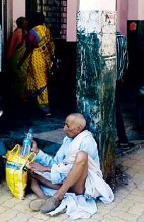 Children refuse, old age homes also | मुलांनी झिडकारले, वृद्धाश्रमातही होतेय फरफट Children refuse, old age homes also | मुलांनी झिडकारले, वृद्धाश्रमातही होतेय फरफट