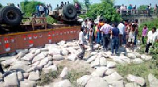 Truck nulled ... | ट्रक नाल्यात पडला... Truck nulled ... | ट्रक नाल्यात पडला...