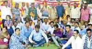 District collector of ST workers | एसटी कामगारांचे जिल्हाभर धरणे District collector of ST workers | एसटी कामगारांचे जिल्हाभर धरणे
