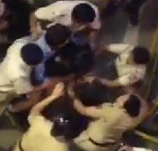 Police brutally beaten the girl's mother | पोलिसांची तरुणीसह आईला मारहाण Police brutally beaten the girl's mother | पोलिसांची तरुणीसह आईला मारहाण