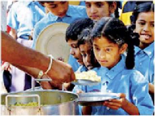 Poor students look forward to feeding nutrition | गरीब विद्यार्थी रोज पाहतात ्रपोषण आहाराची वाट Poor students look forward to feeding nutrition | गरीब विद्यार्थी रोज पाहतात ्रपोषण आहाराची वाट