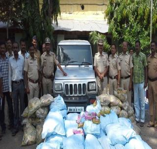 Three lakh gutka seized on Paturda fate | पातुर्डा फाट्यावर तीन लाखांचा गुटखा जप्त Three lakh gutka seized on Paturda fate | पातुर्डा फाट्यावर तीन लाखांचा गुटखा जप्त