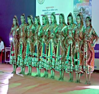 Throwing on the lock of folklore! | लोकनृत्याच्या तालावर सारेच थिरकले ! Throwing on the lock of folklore! | लोकनृत्याच्या तालावर सारेच थिरकले !