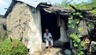 Old-age Government struggle for the cottage | घरकुलासाठी वृद्धाचा शासनदरबारी संघर्ष Old-age Government struggle for the cottage | घरकुलासाठी वृद्धाचा शासनदरबारी संघर्ष