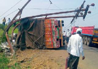 Half of Yavatmal in the darkness of the truck collapsed | ट्रक धडकल्याने अर्धे यवतमाळ अंधारात Half of Yavatmal in the darkness of the truck collapsed | ट्रक धडकल्याने अर्धे यवतमाळ अंधारात