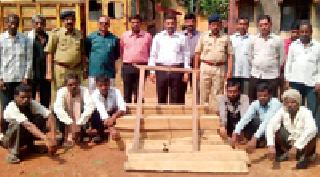 Six people caught smugglers | सहा सगवान तस्करांना रंगेहात पकडले Six people caught smugglers | सहा सगवान तस्करांना रंगेहात पकडले