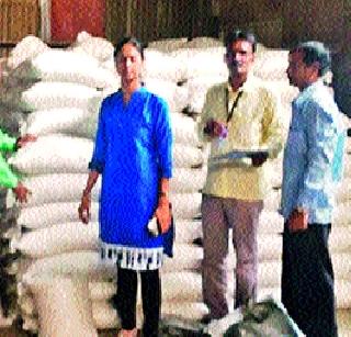 Seized 20 tons of grain from ground mill | भूगावात मिलमधून २० टन धान्य जप्त