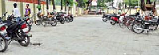 Contract expired, illegal recovery for parking in Irvine | कंत्राट संपला, इर्विनमध्ये पार्किंगसाठी अवैध वसुली Contract expired, illegal recovery for parking in Irvine | कंत्राट संपला, इर्विनमध्ये पार्किंगसाठी अवैध वसुली