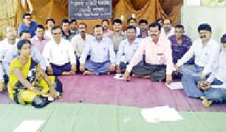 Chain fasting for the wages of ashram school employees | आश्रमशाळा कर्मचाऱ्यांचे वेतनासाठी साखळी उपोषण Chain fasting for the wages of ashram school employees | आश्रमशाळा कर्मचाऱ्यांचे वेतनासाठी साखळी उपोषण