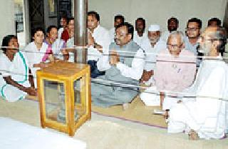 Bapu respected the spinning yarn | अखंड सूत कताईतून बापूंना आदरांजली Bapu respected the spinning yarn | अखंड सूत कताईतून बापूंना आदरांजली