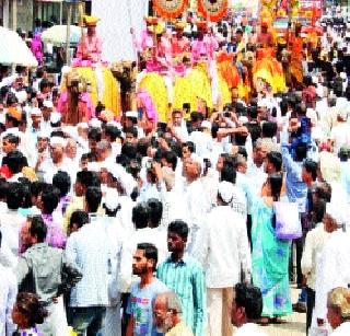 Floral from helicopter on Natha Sadhus | नाथपंथीय साधूंवर हेलिकॉप्टरमधून पुष्पवृष्टी