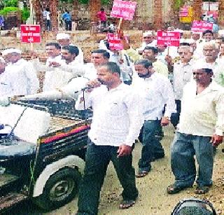 Bills and fines for the farmers of Ghodegaon | घोडेगावच्या शेतकऱ्यांना चुकीची व भरमसाट बिले Bills and fines for the farmers of Ghodegaon | घोडेगावच्या शेतकऱ्यांना चुकीची व भरमसाट बिले